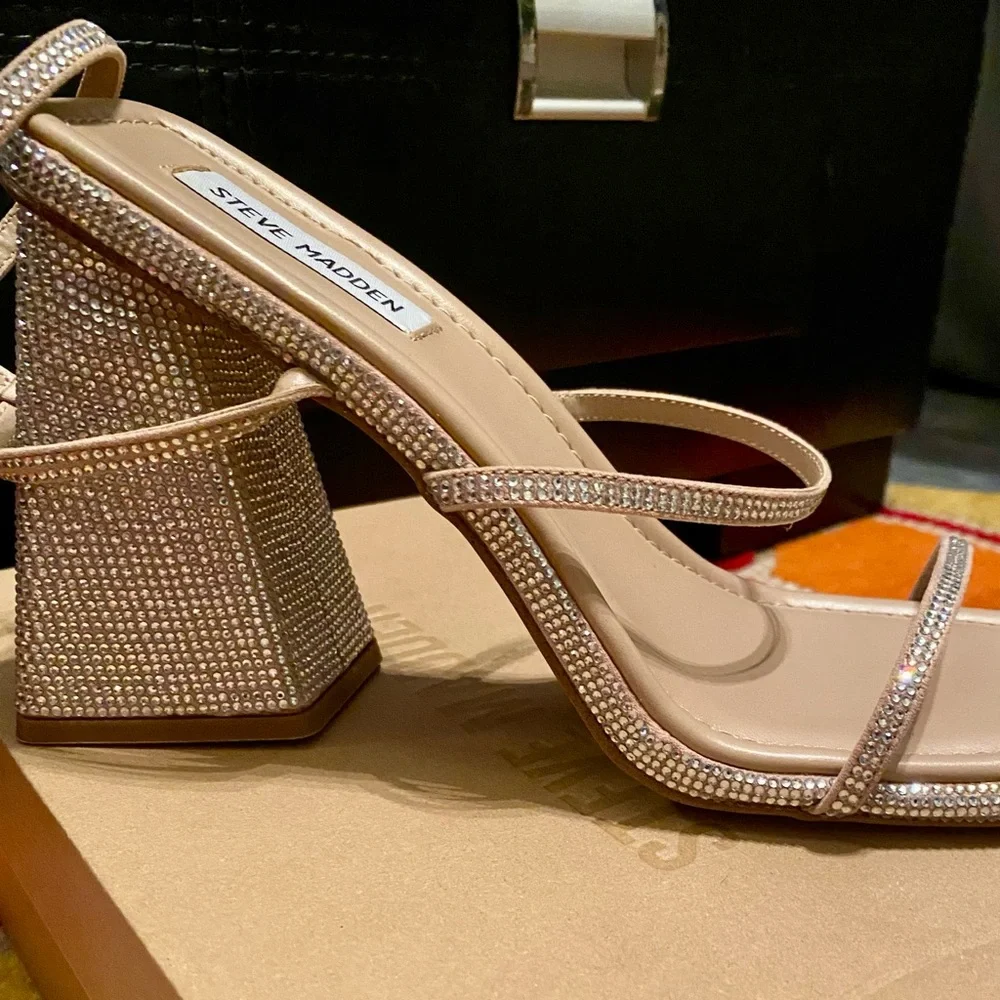 New 🗃️ Steve Madden Neutral Strappy Women's Block Heels With Rhinestones - Picture 2 of 9